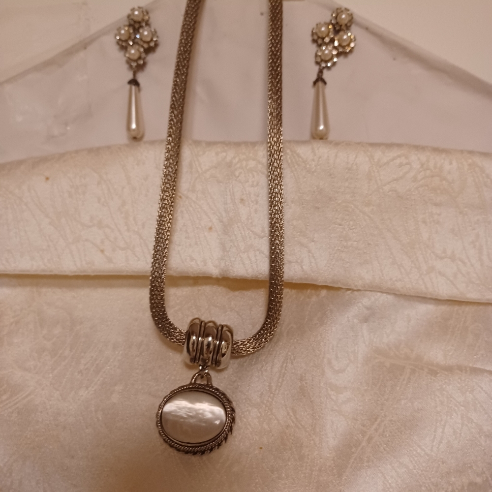 EXCLUSIVELY GANTOS- CHICOS